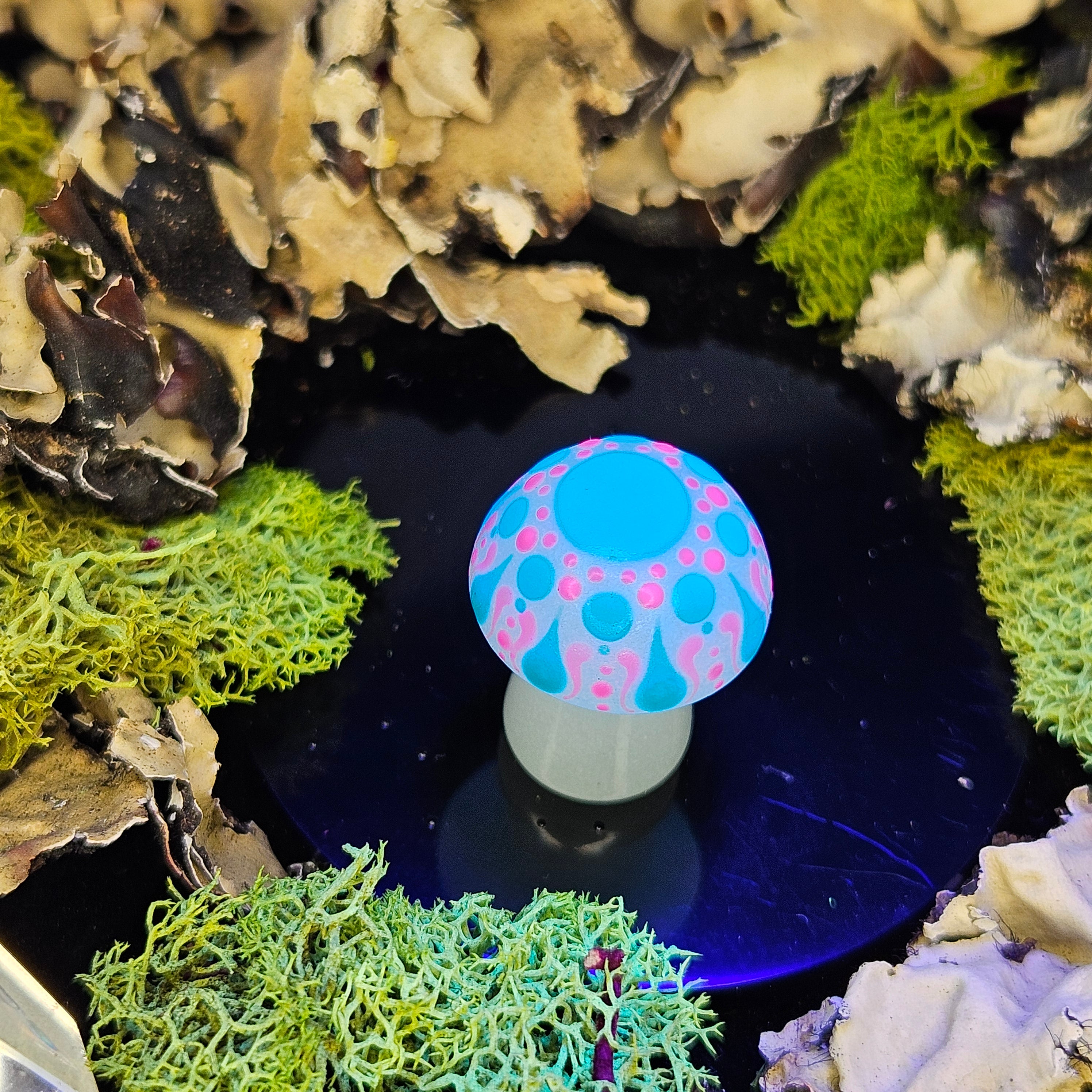 Mini Carved Mushroom - Glow-In-The-Dark (UV)
