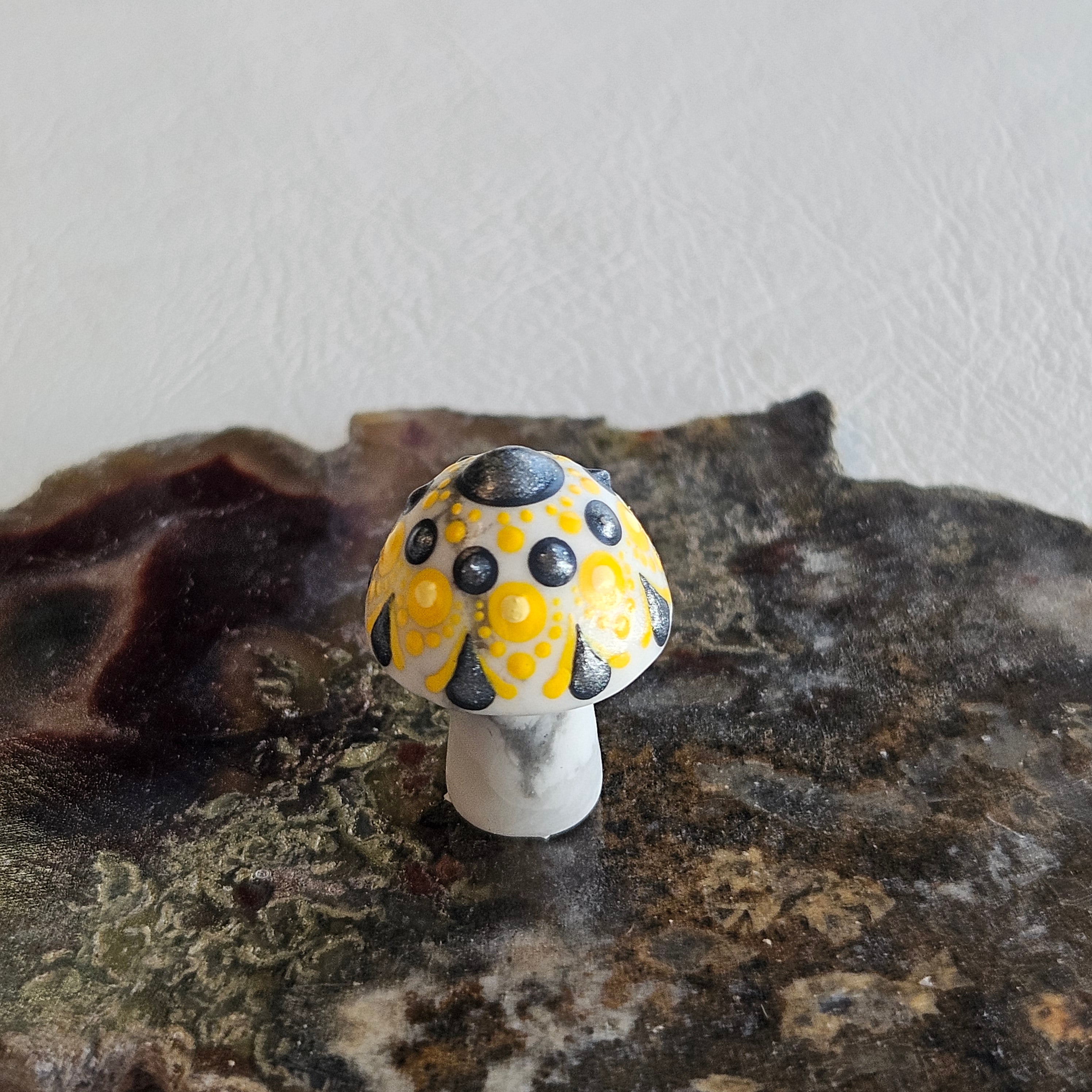 Mini Carved Mushroom - Howlite