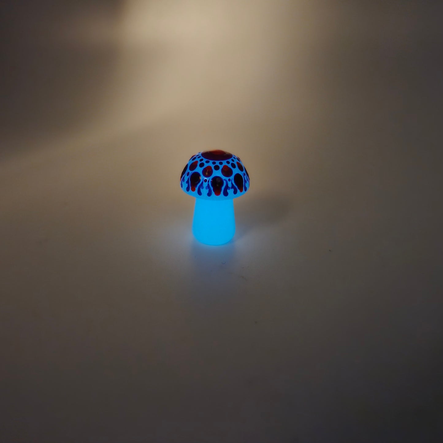 Mini Carved Mushroom - UV Glow