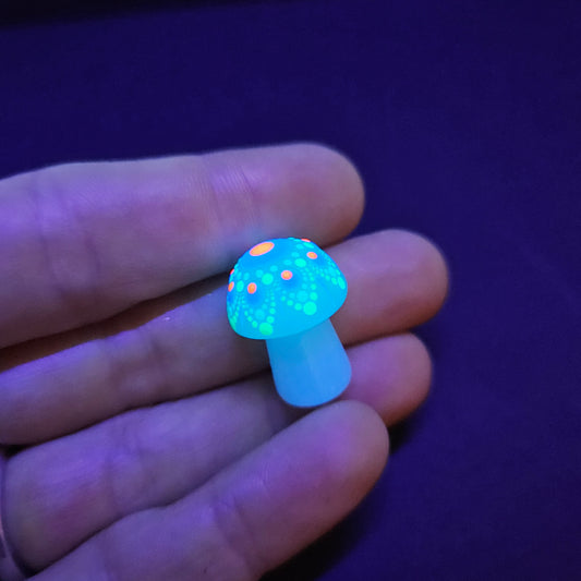 Mini Carved Mushroom - UV Glow