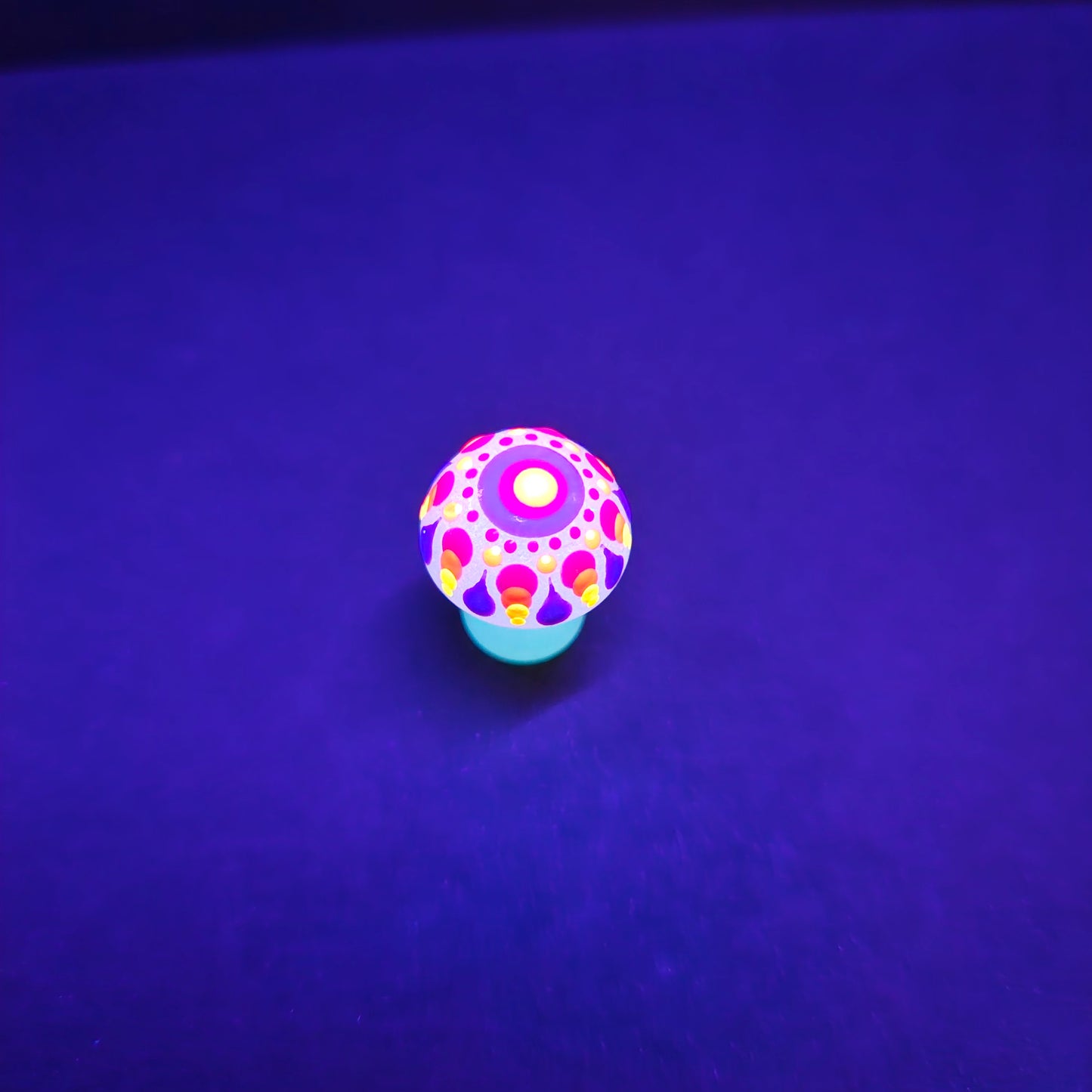 Mini Carved Mushroom - UV Glow