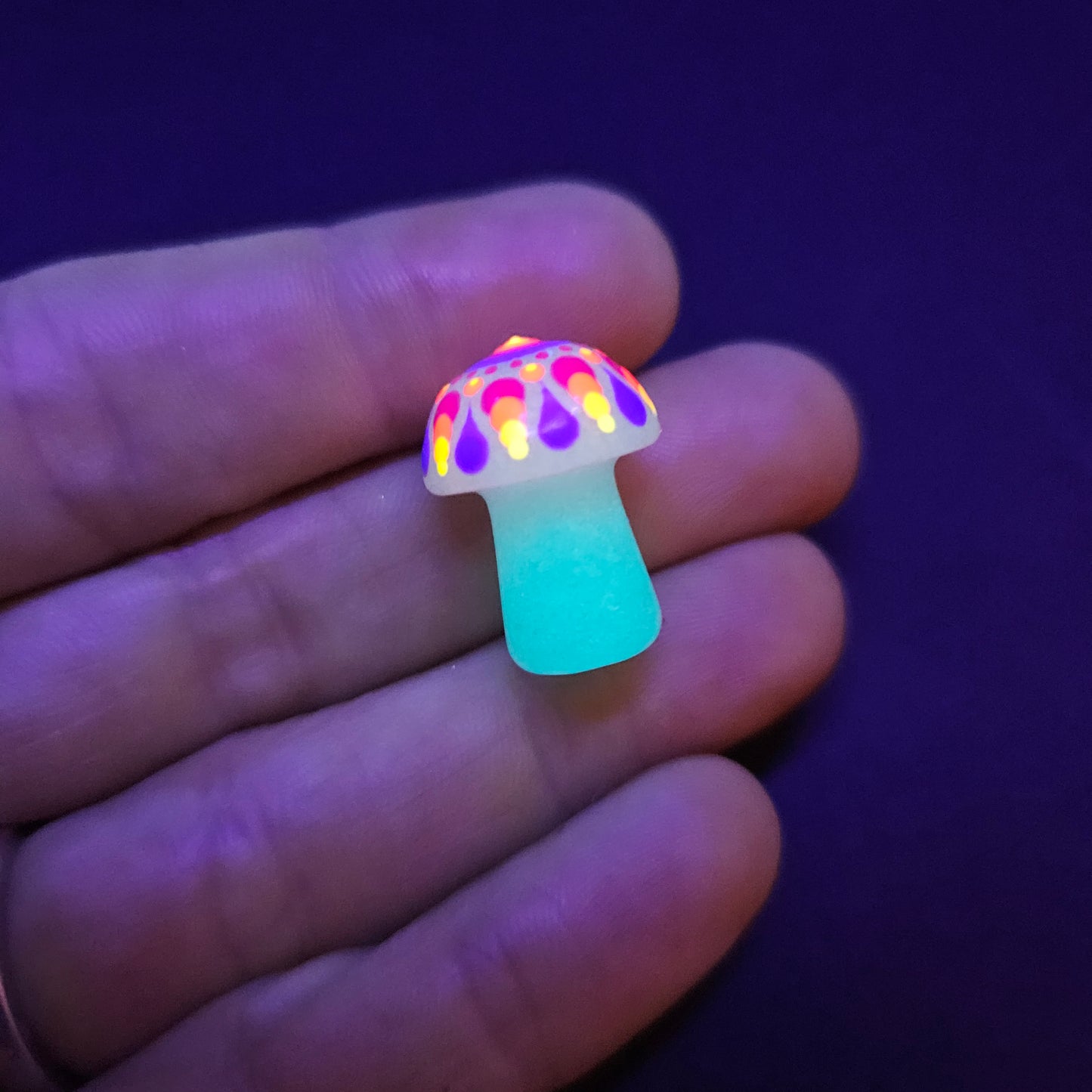 Mini Carved Mushroom - UV Glow