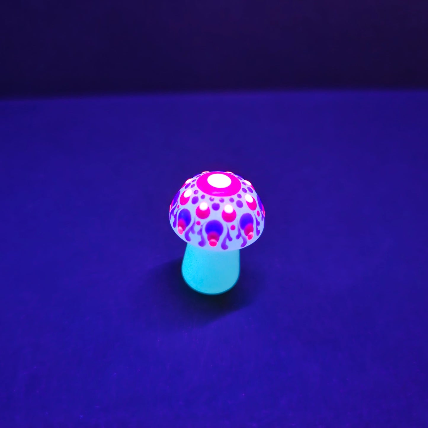 Mini Carved Mushroom - UV Glow