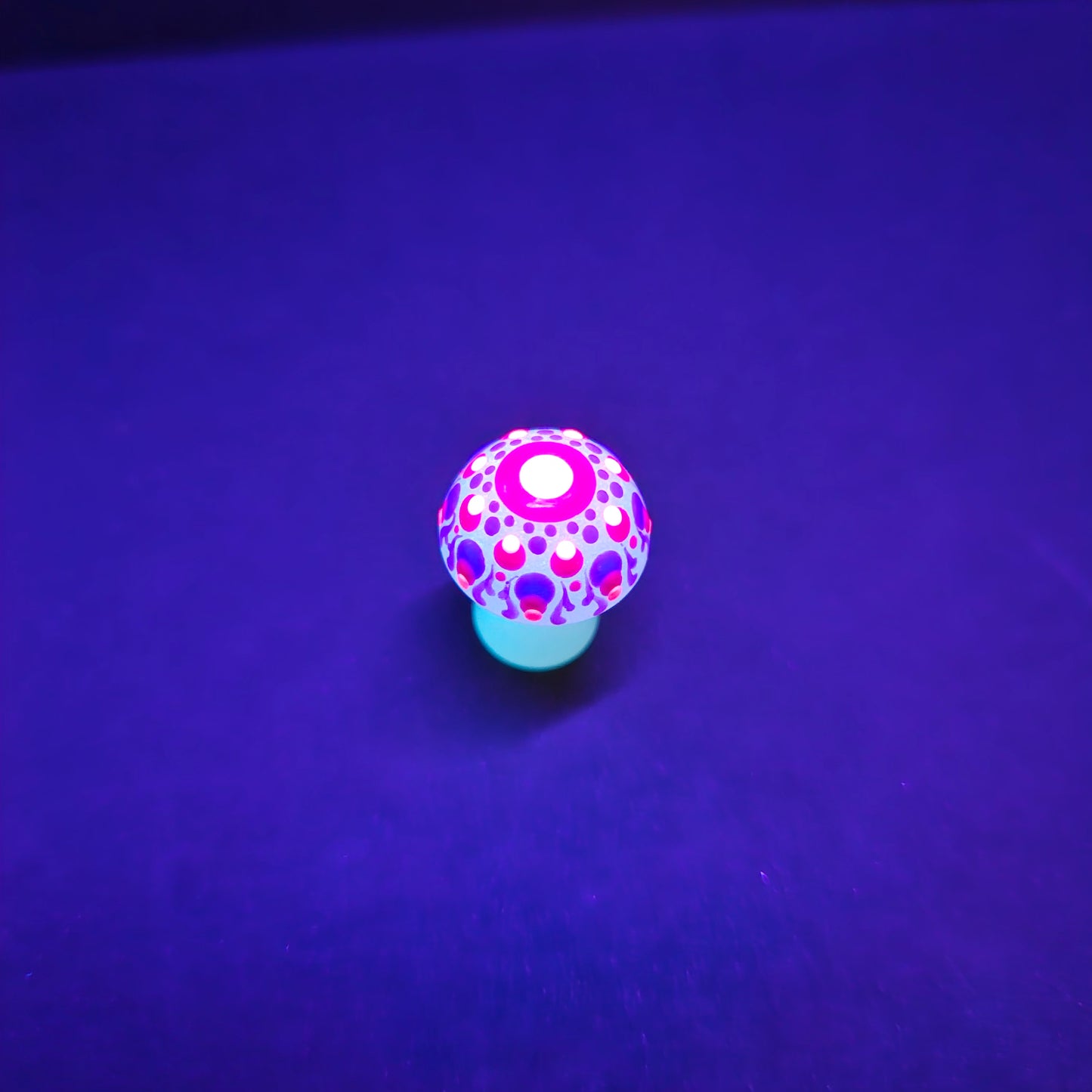 Mini Carved Mushroom - UV Glow