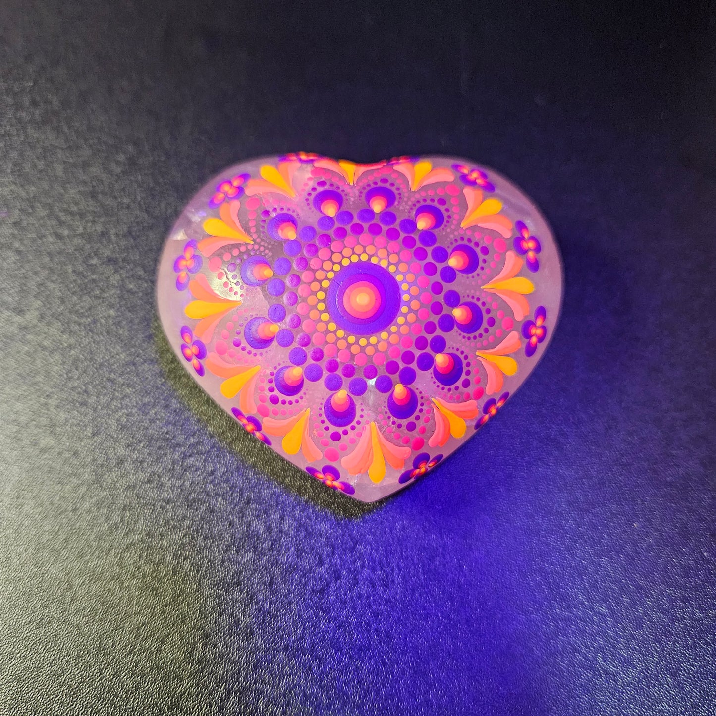 Rose Quartz - Meditation Heart Stone (UV reactive)